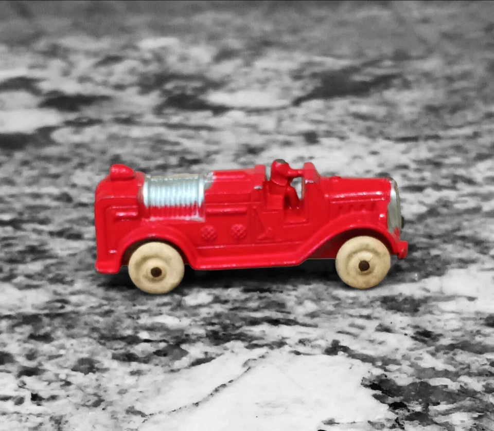 Camiones de bomberos y camión cisterna Tootsietoy de la década de 1930 rojos con neumáticos de goma blancos Foto 4 de 4