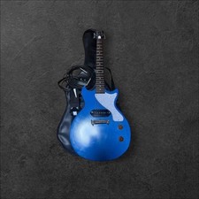 Équipé d'Epiphone Les Paul Junior P-90 avec accessoires