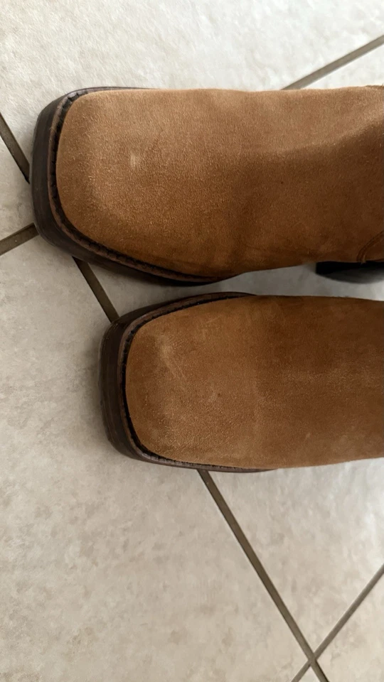 Botas de gamuza tostada punta cuadrada retro inspiradas en los años 70 Foto 2 de 4