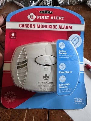 First Alert Carbon Monoxide Plug-In Alarm with Battery CO605-3 Home Safety A5