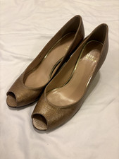 Stuart Weitzman Logoflame Silk Aniline Gold Metallic Patent Leather Pump SZ 8