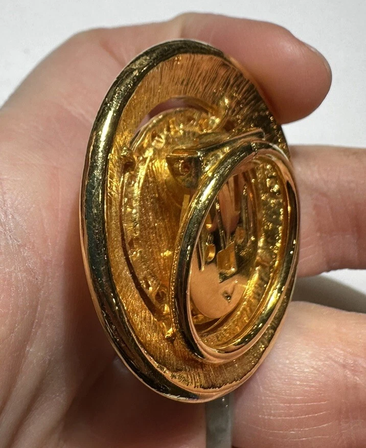 Vintage LR Firmato Nero Lucite Smalto Rotondo Scudo Oro Tonalità Sciarpa Clip 4h - Immagine 2 di 4