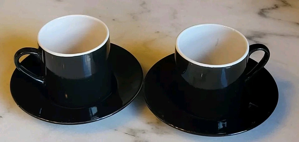 Juego de 2 tazas y platillos de espresso contemporáneos SHI China sólidos en blanco y negro Foto 2 de 4