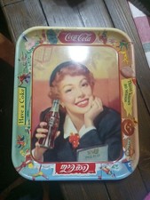 Ancien plateau de service en métal lithographié Coca-Cola avec une femme des années 50.