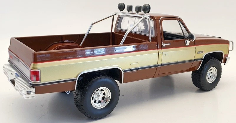 Greenlight 1/18 Scale 13560 - 1982 GMC K-250 Sierra Grande Lee Majors Fall Guy - Image 4 of 4