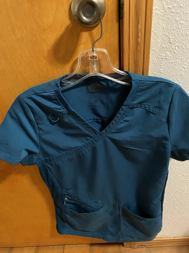 FOREST GREEN SHORT SLEEVE V-NECK  SCRUB TOP WOMENS SIZE SMALL BALANCE 3 POCKET - Image 2 of 3