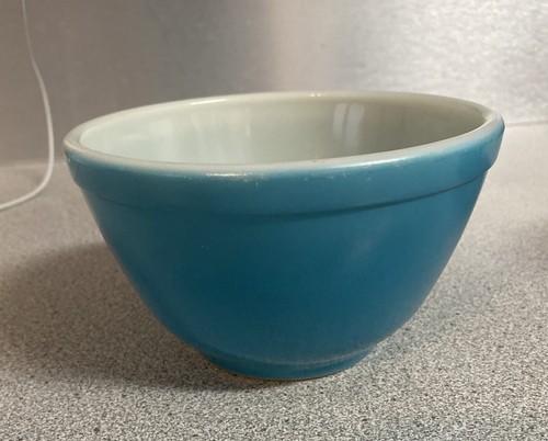 Vintage Pyrex Primary Blue on White 1½ Pint Mixing Bowl # 401 w/shiny Exterior