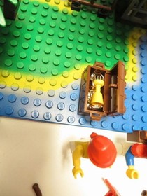 1989 LEGO Legoland Set #6270 Forbidden Island (missing 1 cannon, 2 rifles)