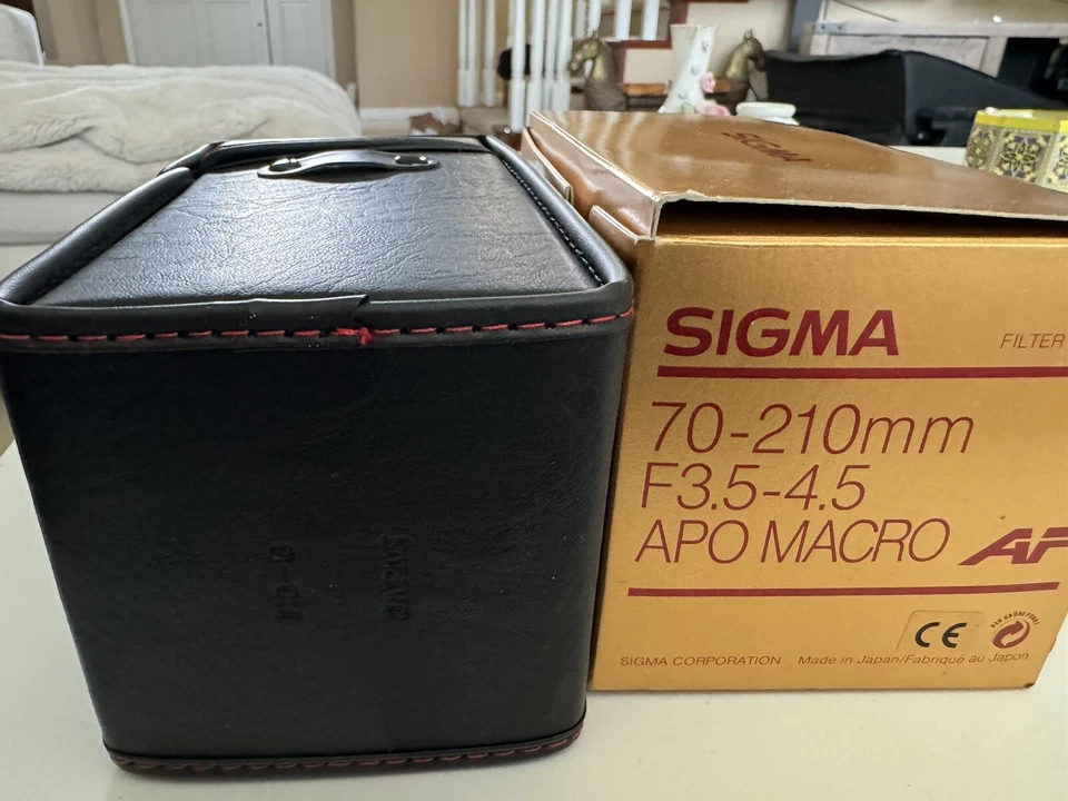 Sigma Hard Case 3 3/4" x 3 3/4" 6 1/2" for 70-210mm F3.5-4.5  with strap EO-500 - Image 3 of 4