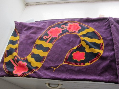 2 x IKEA Zandra Rhodes KARISMATISK Cushion cover Snake pattern purple/insert - Picture 4 of 10
