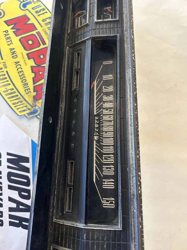 Dodge Coronet R/T 1967 150 MPH cuadro de instrumentos indicadores reloj y radio mopar Foto 2 de 4