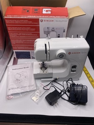 SINGER Mending M1000 Mend & Sew Sewing Machine Droppin Bobbin Floating Arm Box