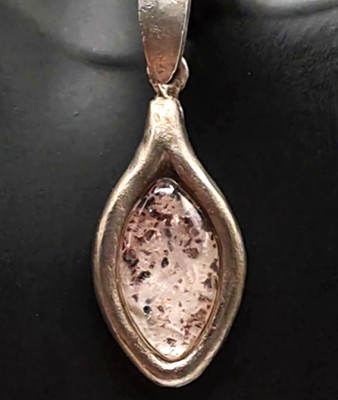 Handgefertigter Silberanhänger Modell 108, Palladium-Finish, 45x15cm, Krokoit