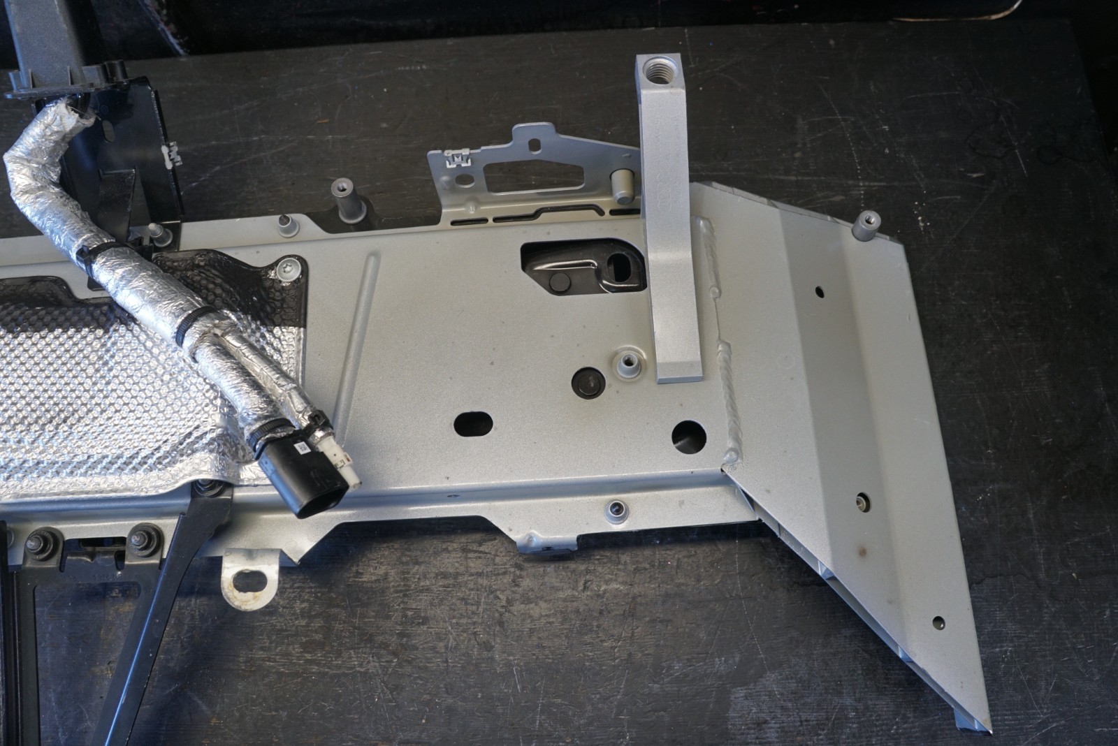 2017 - 2023 AUDI R8 4S COUPE REAR FASTENING SUPPORT MOUNT BRACKET OEM 4S8813219G