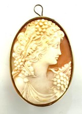 PENDENTIFS OR 9 CARATS - Camée 4,5 x 3,5 cm - 11,75 g