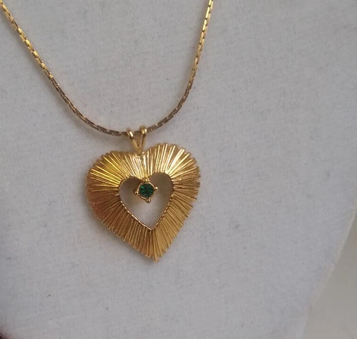Avon Vintage Gold Tone Green Stone May Birthstone Heart Pendant 18 Inches