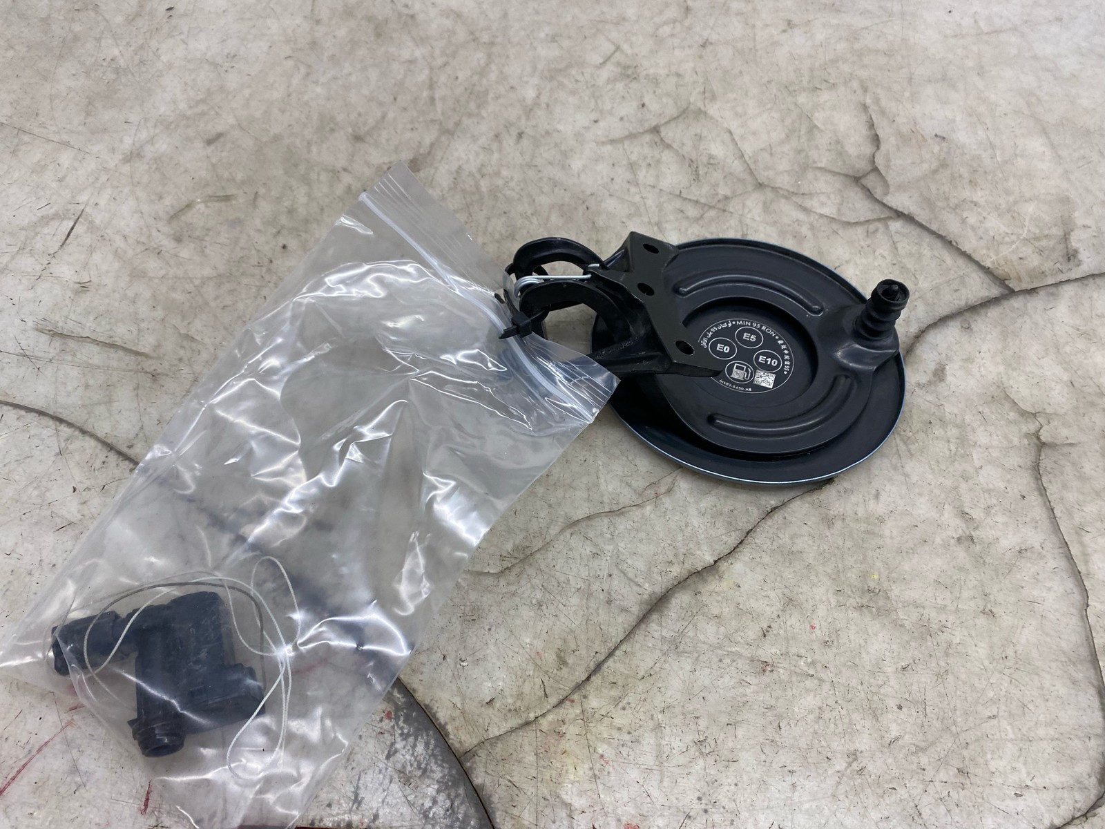 2020-2024 ASTON MARTIN DBX OEM FUEL TANK FILLER DOOR W/ LOCK LATCH ACTUATOR