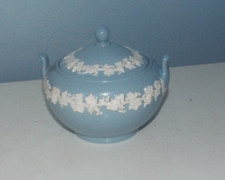 Wedgwood gepr&auml;gte Queensware wei&szlig; auf lavendelblau bedeckt Zuckerdose
