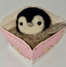 Pingüino bebé fieltro en caja envío gratuito