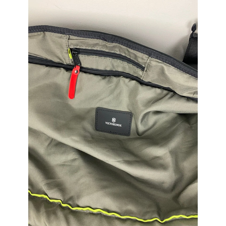 Victorinox Seefeld Convertible Hybrid luggage travel garment duffle bag - Image 4 of 4