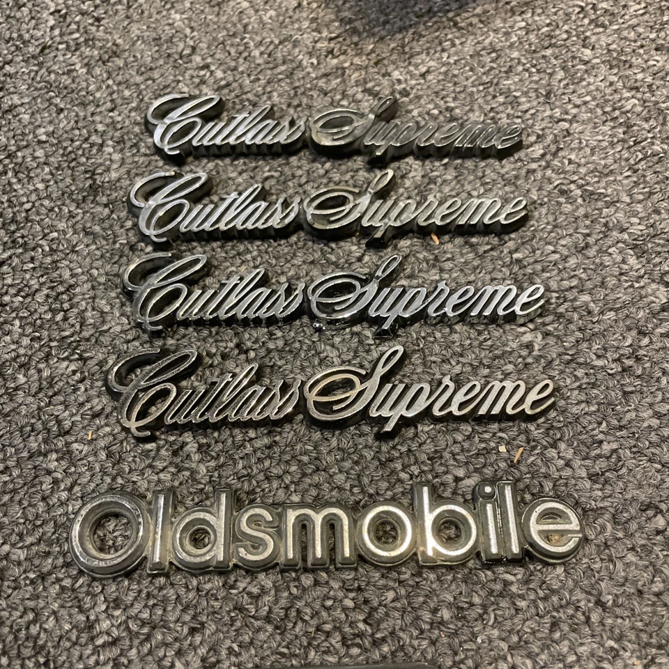 Emblemas de para-lama Oldsmobile Cutlass Supreme 1981-1987 fabricante de equipamento original  - Imagem 2 de 4
