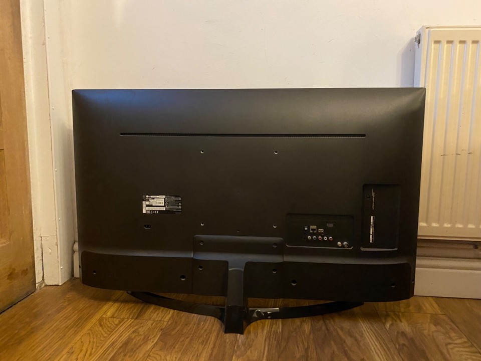 43inch 4K LG TV, black, good condition and comes with remote and power