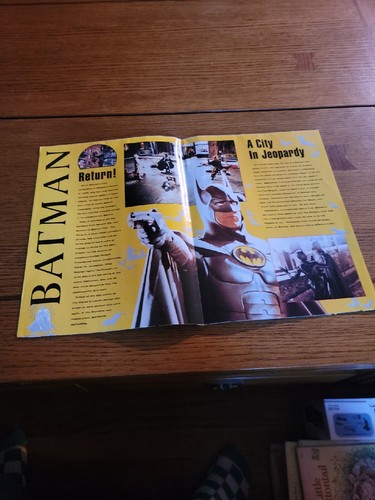 TOPPS 1992 BATMAN RETURNS OFFICIAL MOVIE POSTER MAGAZINE # 1 MICHAEL KEATON SEE! - Picture 3 of 5