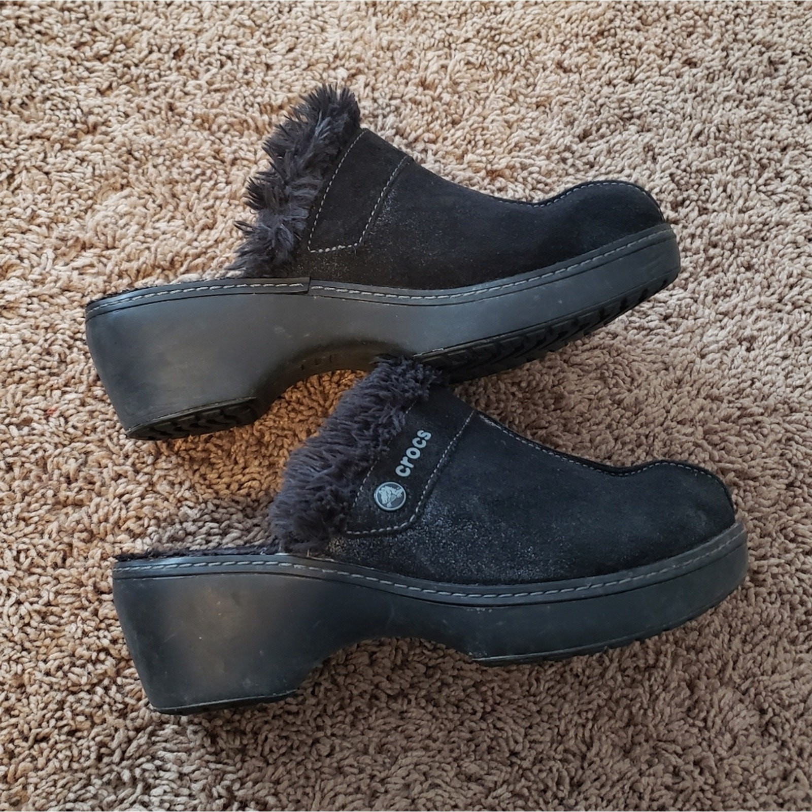 Crocs cobbler shimmer black leather slip on faux fur lined heeled mules suede 9 image 6