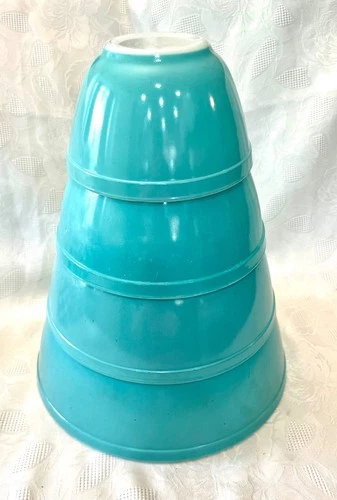 Pyrex Robin Egg Blue Turquoise Complete Mixing Bowl Set  401, 402, 403, 404