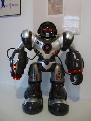 Xtrem Bot, Cyber Bot ferngesteuerter programmierbarer Roboter. max force. interaktiv