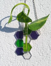Tiffany Glasfensterbild. Dekoration. Tiffany Buntglas mit einer Blumenflasche.