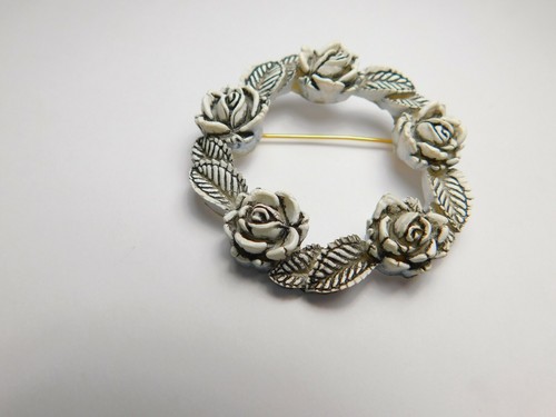 Black White Celluloid Flower Wreath Brooch Vintage - Imagen 2 de 4
