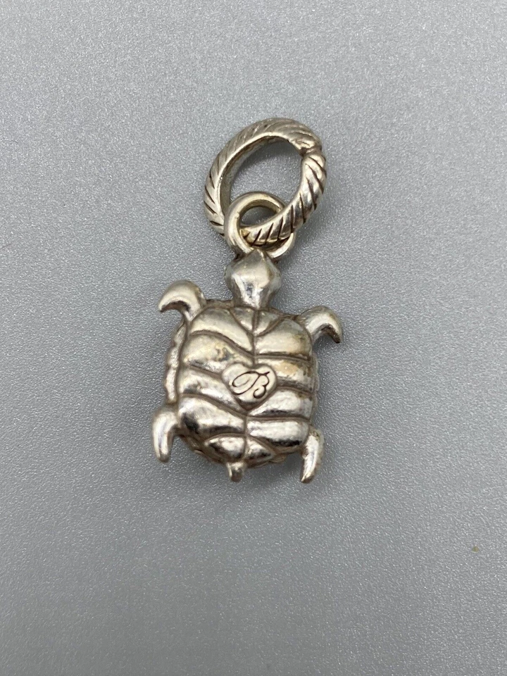 Colgante Brighton plateado con ojos de cristal grabados de tortuga y dije pequeño Foto 4 de 4