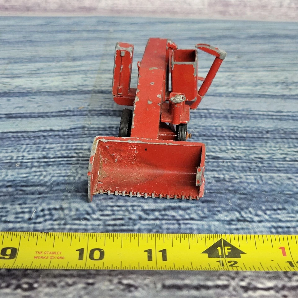 Vintage 1/64 scale Lesney massey Ferguson combine missing parts red/orange  - Image 4 of 4