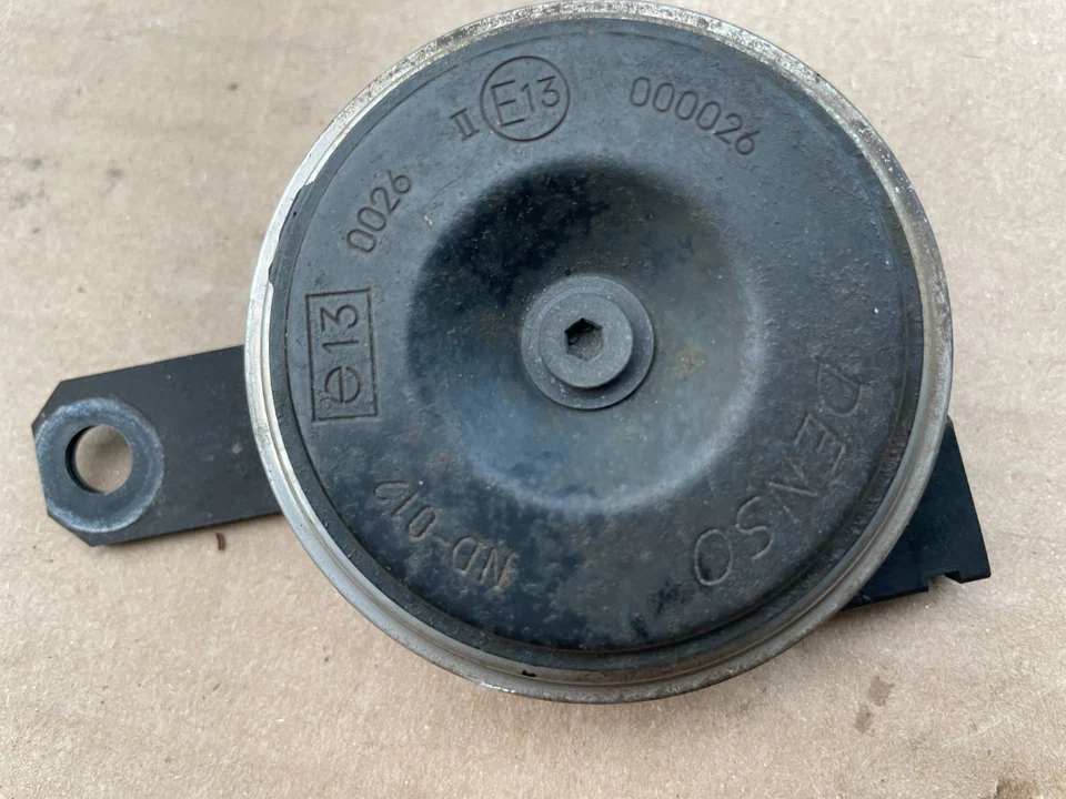 Toyota Prius V 2012-2017 bocina tono paso alto delantero derecho Foto 4 de 4