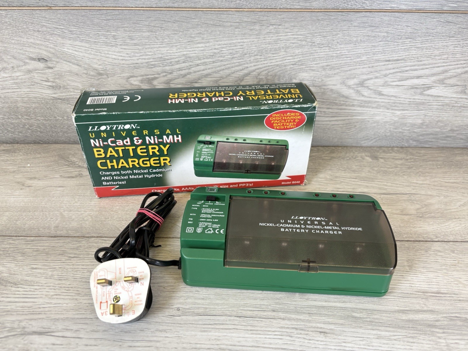 Lloytron Universal Battery Charger Ni-Cad Ni-MH for AA AAA C D 9V Batteries