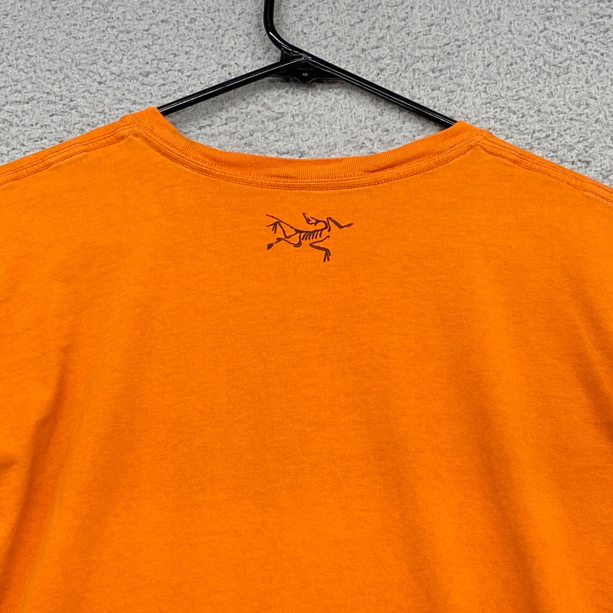 Tシャツ・カットソー Arc'teryx T-shirts Orange Arc'Teryx T-Shirt Mens Large Orange Graphic Mountain Logo