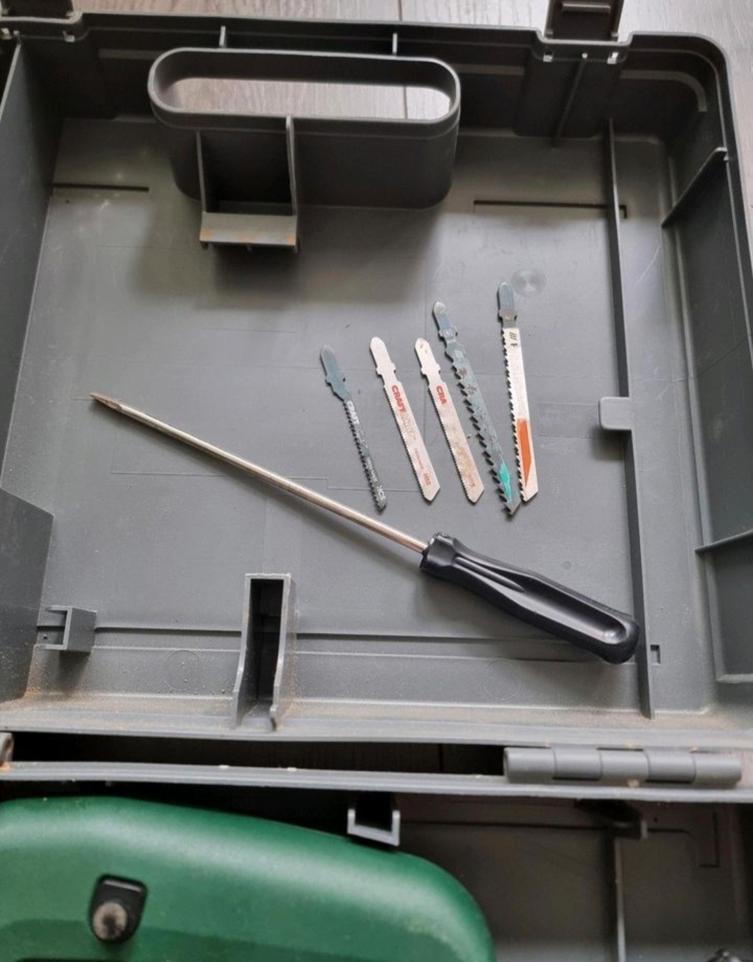 Bosch PST 50 AE Stichsäge grün mit Koffer, Sägeblätter, Schraubendreher 2