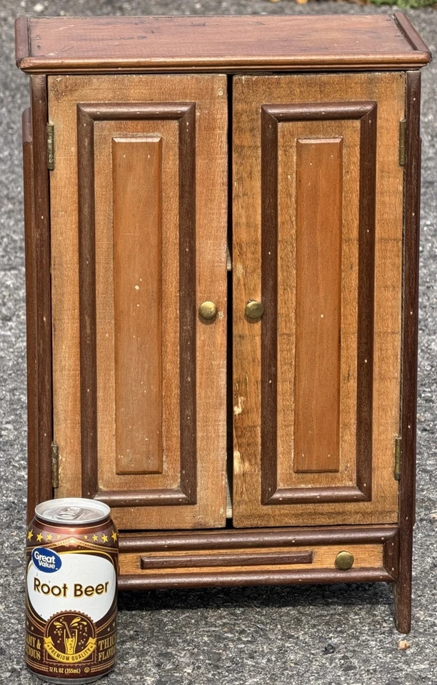 Armario de dos puertas miniatura de pino y madera mixta de arte popular de Nueva York alrededor de 1890 Foto 2 de 4