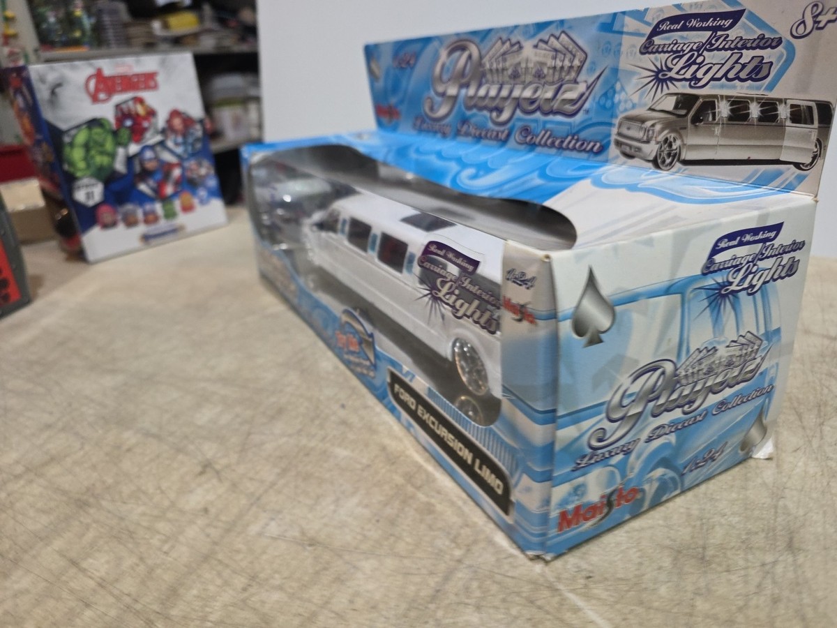 Ford Love Limousine ミニカー 1:24 Maisto Playerz Luxury diecast FORD EXCURSION LIMO (WHITE