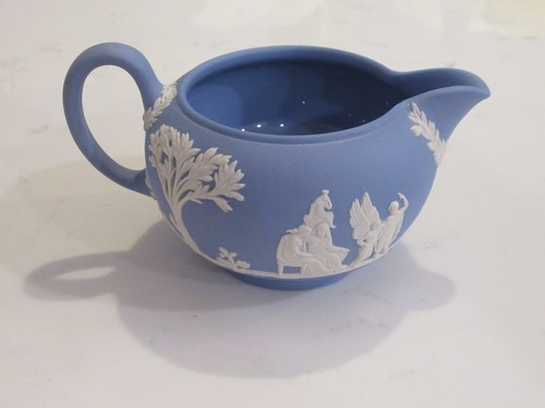 Wedgwood Blue Jasperware Vintage 2 Pc. Set Creamer + Sugar Bowl w/ Lid - Picture 3 of 10