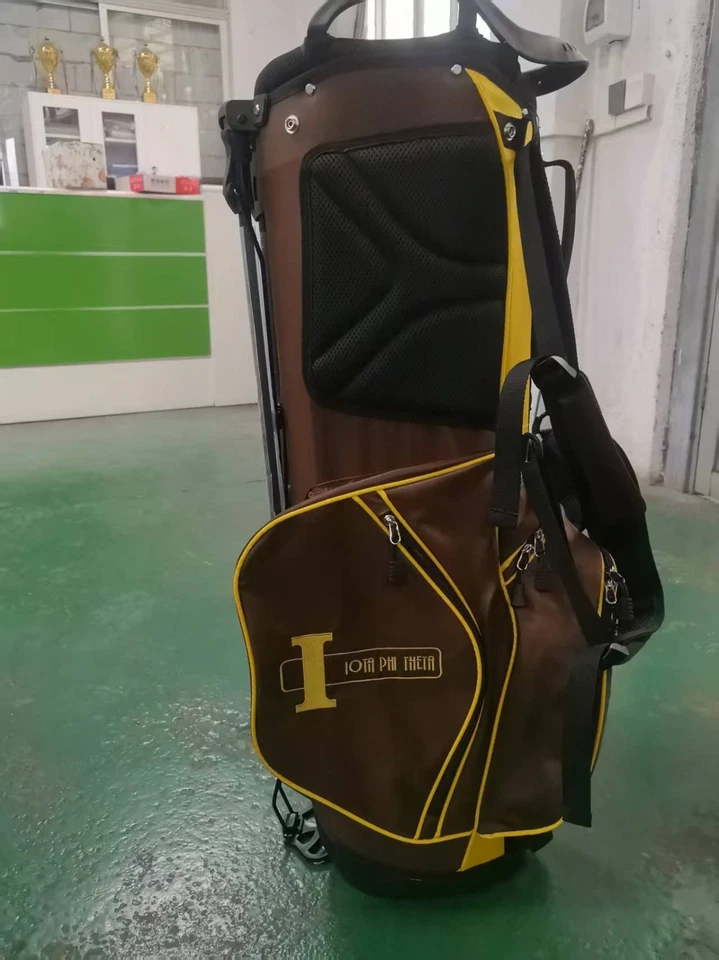 BOLSAS DE GOLF IOTA PHI THETA FRATERNITY, INC, BOLSA DE GOLF IOTA, BOLSA DE GOLF MARRÓN Y DORADA Foto 2 de 4