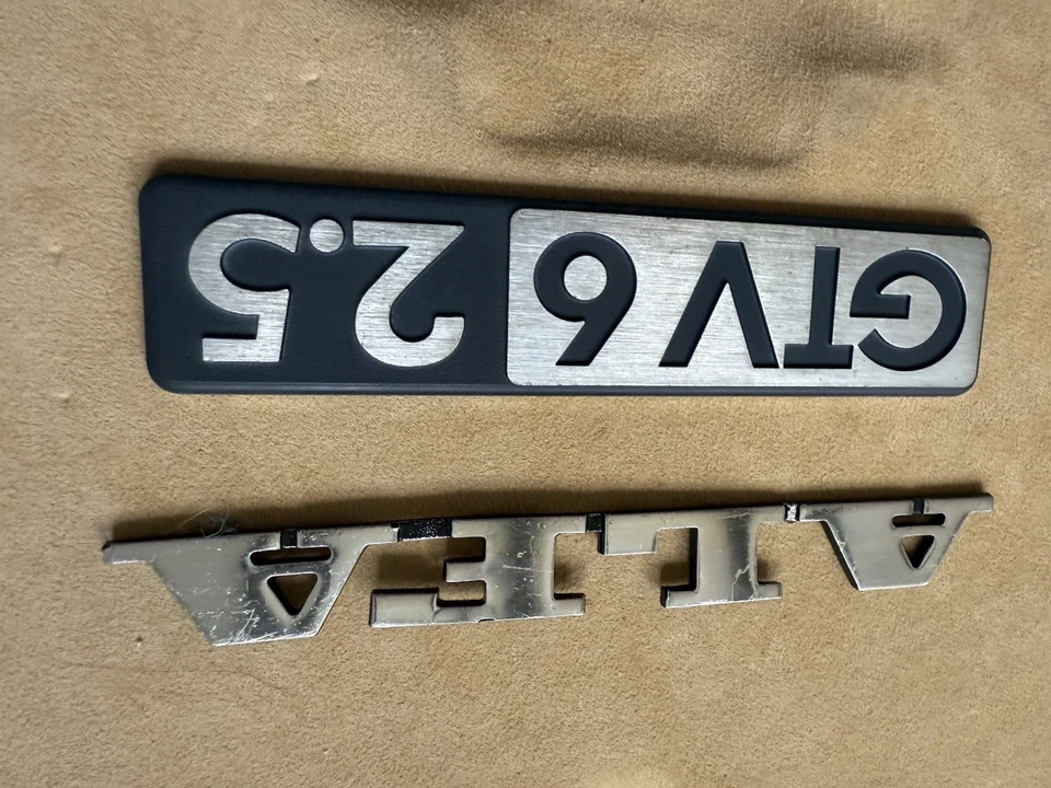 Emblema Alfa Romeo GTV6 2.5 con emblema extra Foto 4 de 4
