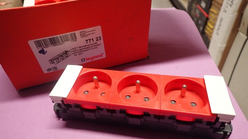 Prise 2P+T 45x45 simple rouge détrompée - Modules pour goulottes clipage direct