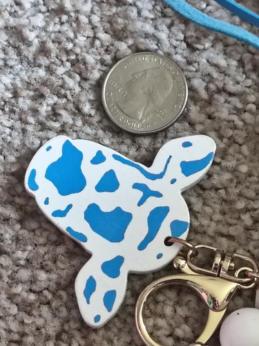 BRACCIALE PORTACHIAVI PERLINE SILICONE BIANCO E BLU CON CIONDOLO MUCCA E NAPPA BLU - Foto 3 di 3