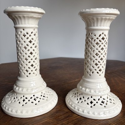 Vintage Qualität Paar Royal Creamware Kerzenständer durchbohrt Gitterwerk sehr guter Zustand #O 