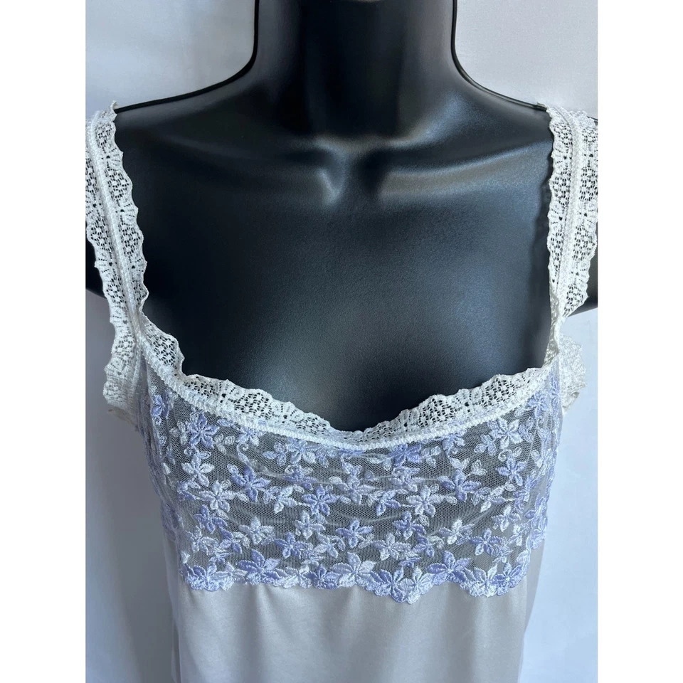 Camisa de dormir vintage Triumph acabamento em renda branca lavanda lingerie floral L cetim - Imagem 2 de 4