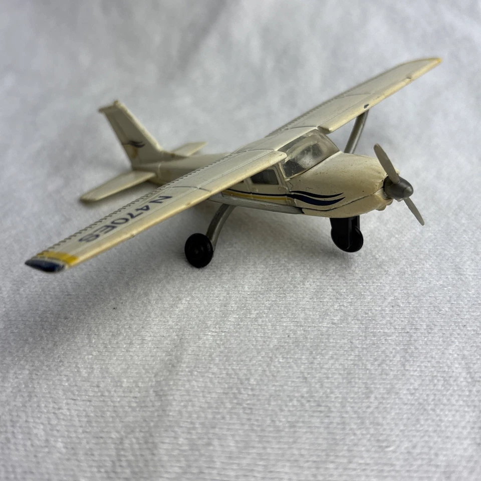 Runway 24 Cessna 172 (Blue/White) N470ES Daron Collectible Diecast Airplane - Image 2 of 4