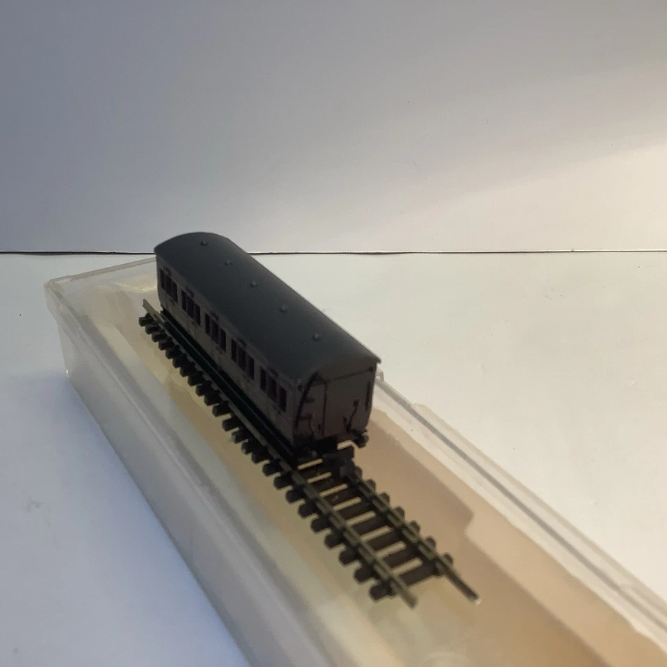 Graham Farish N Gauge 0661 Rake of 3 LMS 4 Wheeled Coaches in Maroon Livery  - Image 2 of 4