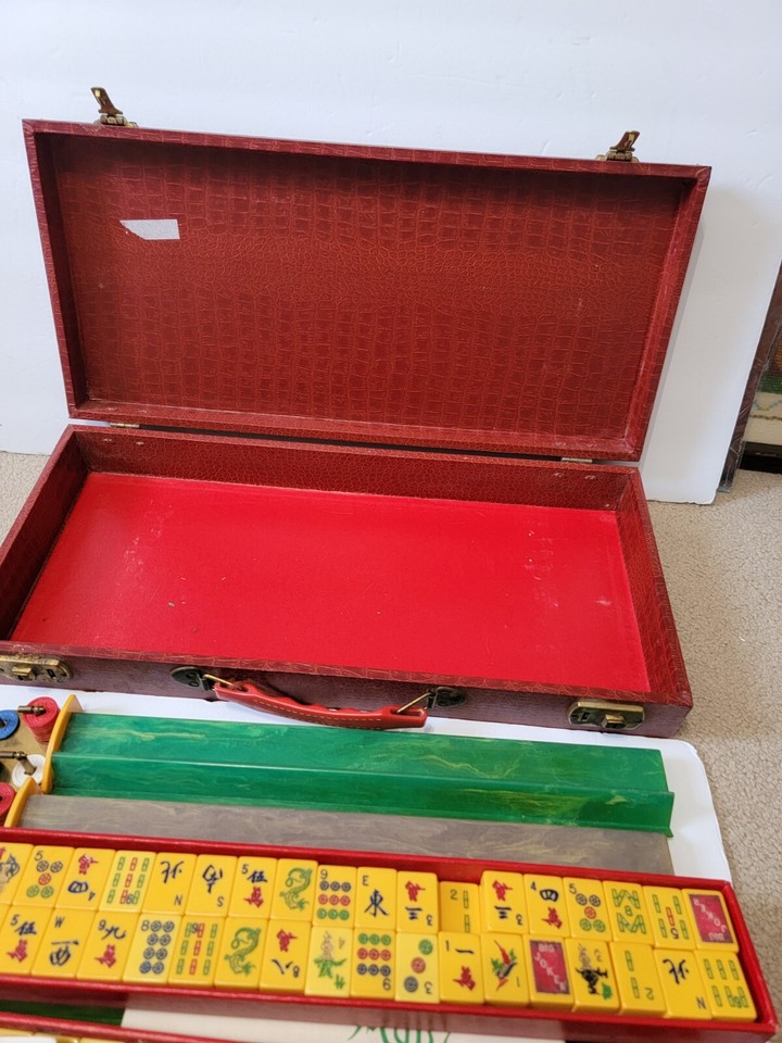 Ancien jeu de mahjong caramel bakélite dans son étui d